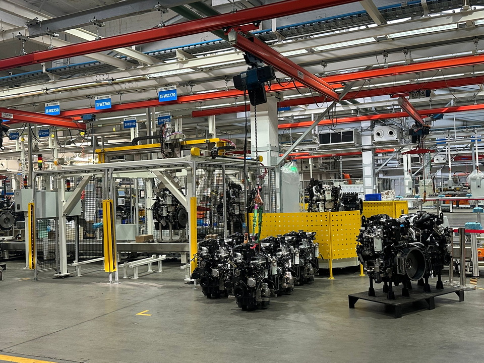 A modern and clean Chinese generator assembly line